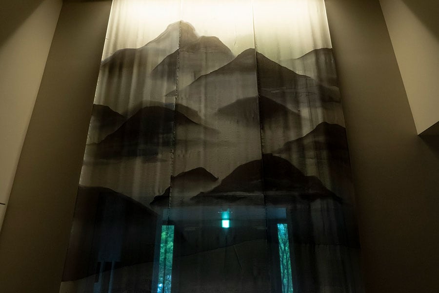 暖簾をくぐると、山梨の山並みが描かれている。