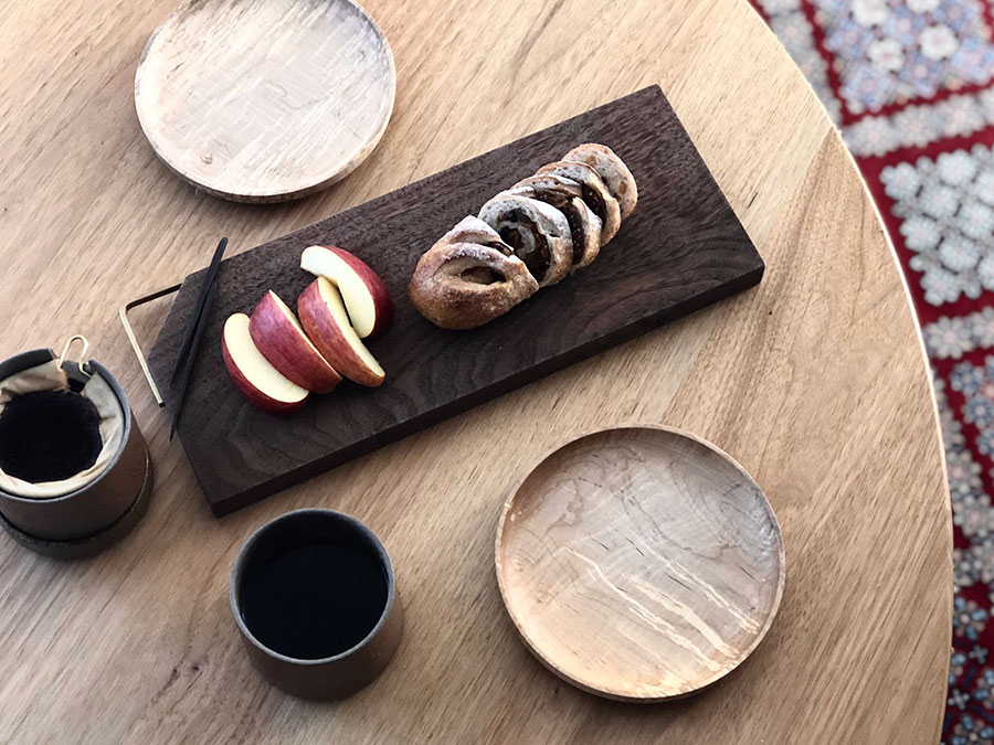 扱いが難しそうな木製皿も、実は朝食に使いやすい。Photo：Makoto Dzegede