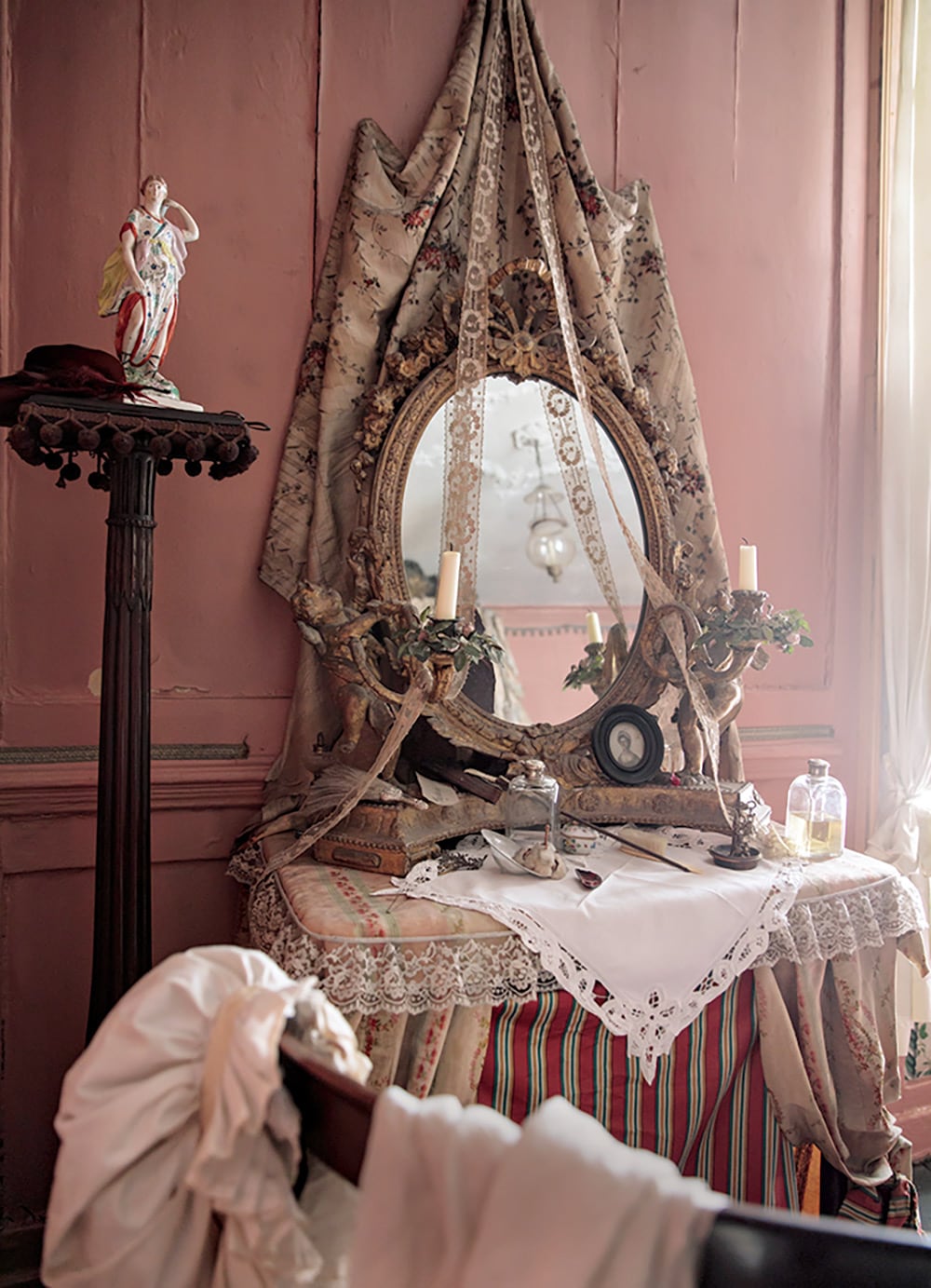 小寝室はリージェンシー様式に改装され、全体的に明るい色調に。