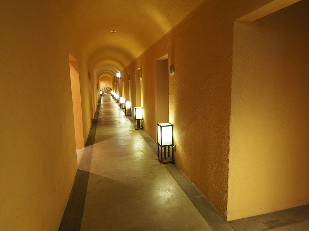 「淡味 邪宗門」の廊下は礼拝堂を思わせる荘厳な造り。