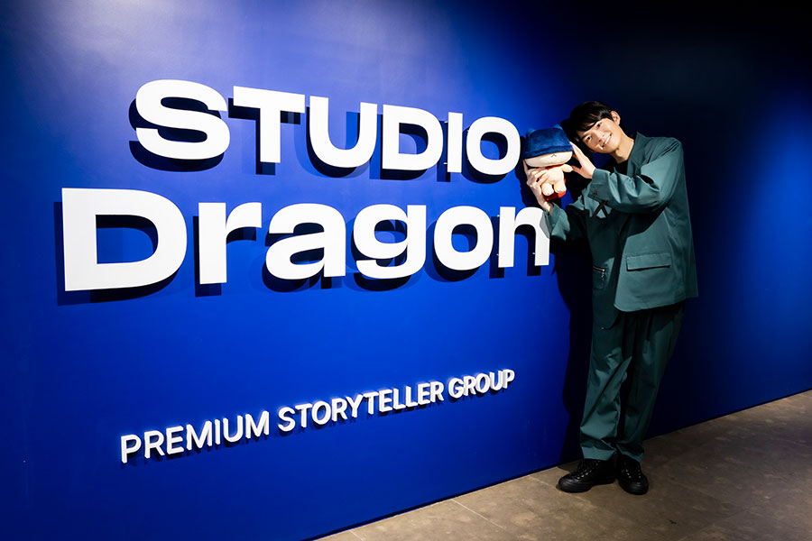 最後に、スタジオドラゴンの社名と一緒にDearROと記念写真。