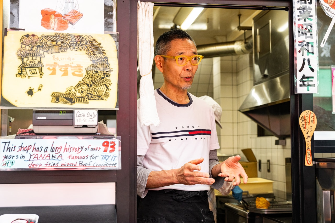 人気店ながら、地元の常連さんとの交流も欠かさない店主の鈴木さん。