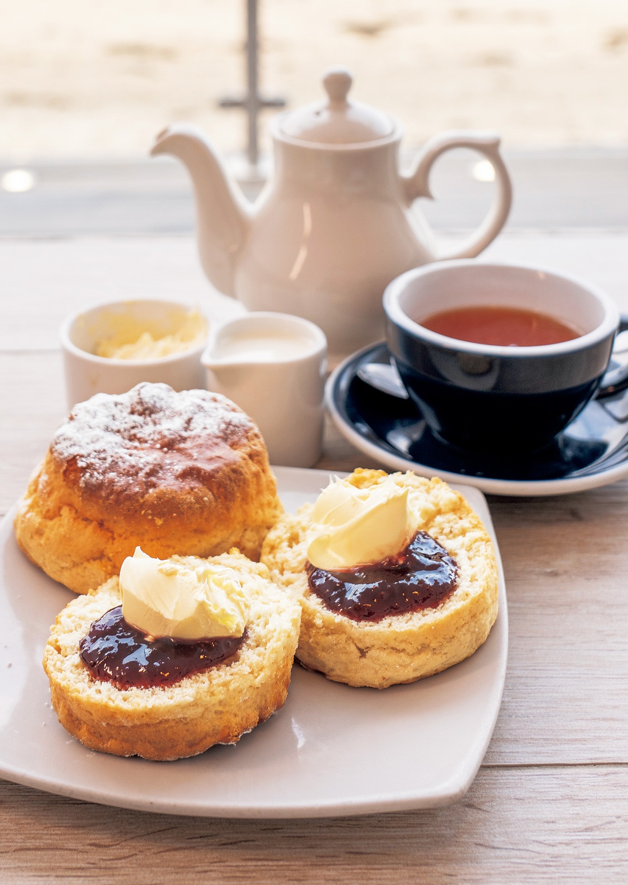 ごろりと大きなスコーン2個(ジャム&クロテッドクリーム付き)とポット入り紅茶のセットで£8.50。紅茶をもうひとつオーダーして、2人でシェアするのもおすすめ。