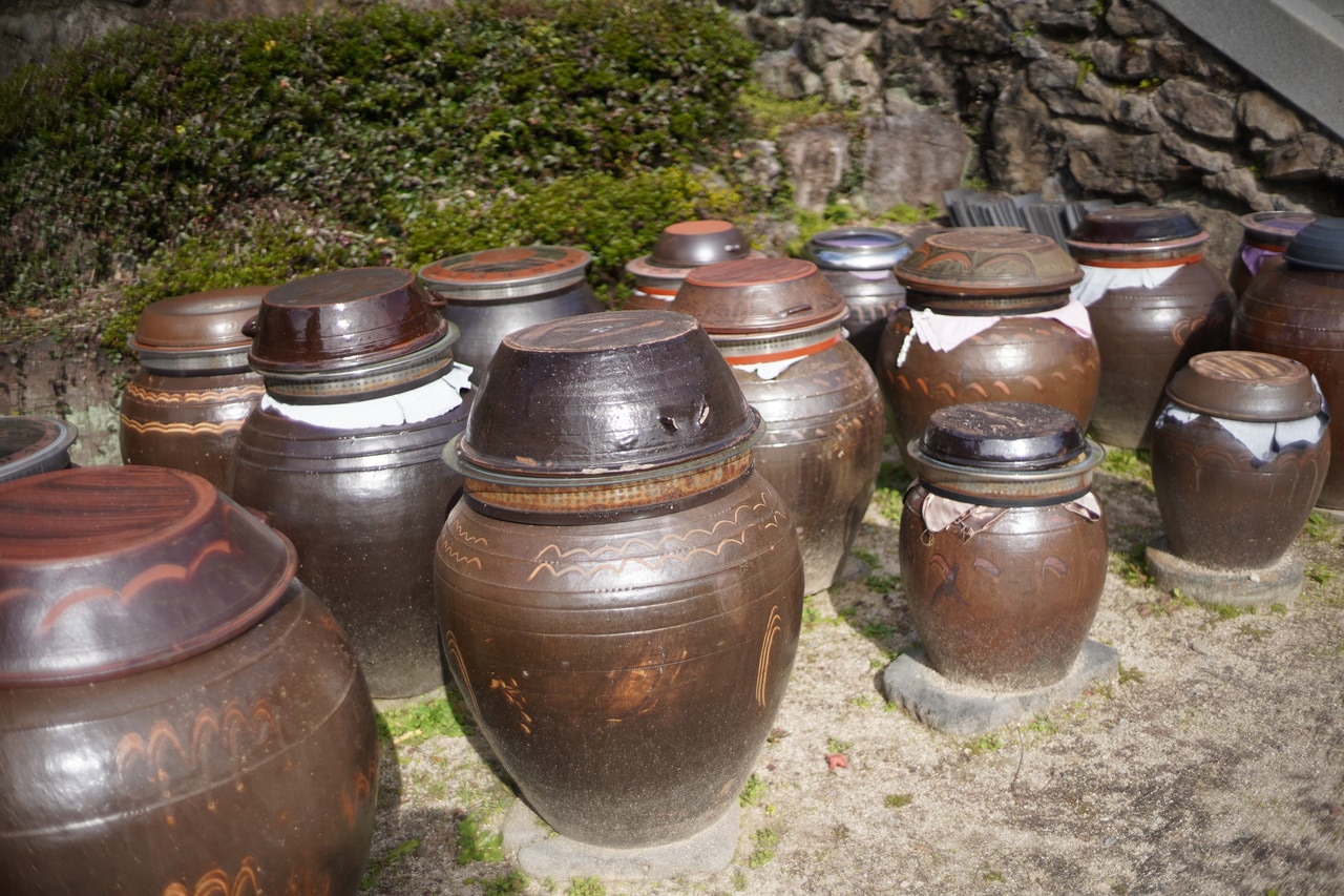 醤油や味噌などを長年漬け込んだ甕が並ぶ。