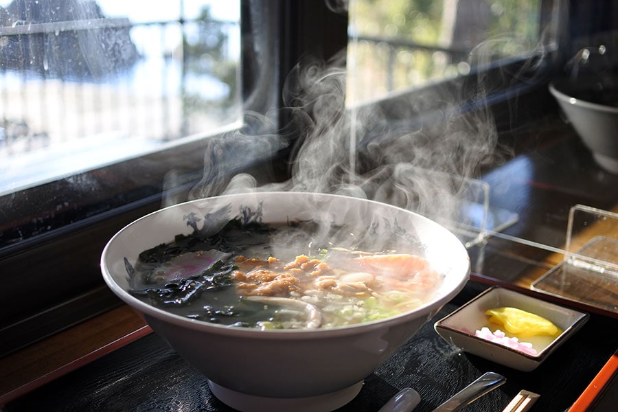 えびす浜を見下ろす丘にある「海鮮お食事処 岬」のウニ入り磯ラーメン。名産のわかめがたっぷり。