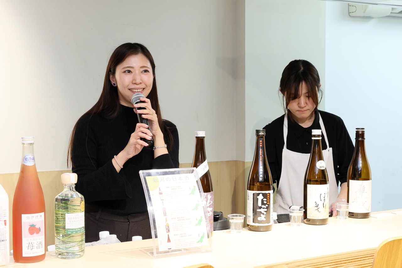 お酒ブースも大賑わい。佐渡島の酒蔵・天領盃酒造の加登由麻さんがお酒を振る舞ってくれました。