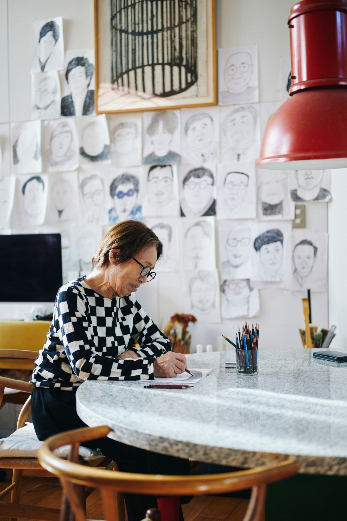 ダイニングで作業中。（エッセイ『92歳、好き放題で幸せづくし』より）