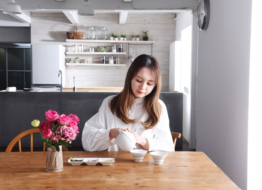 日比谷花壇のデザイナーが季節ごとにセレクトした花とお茶で、ゆったりおうち時間を。