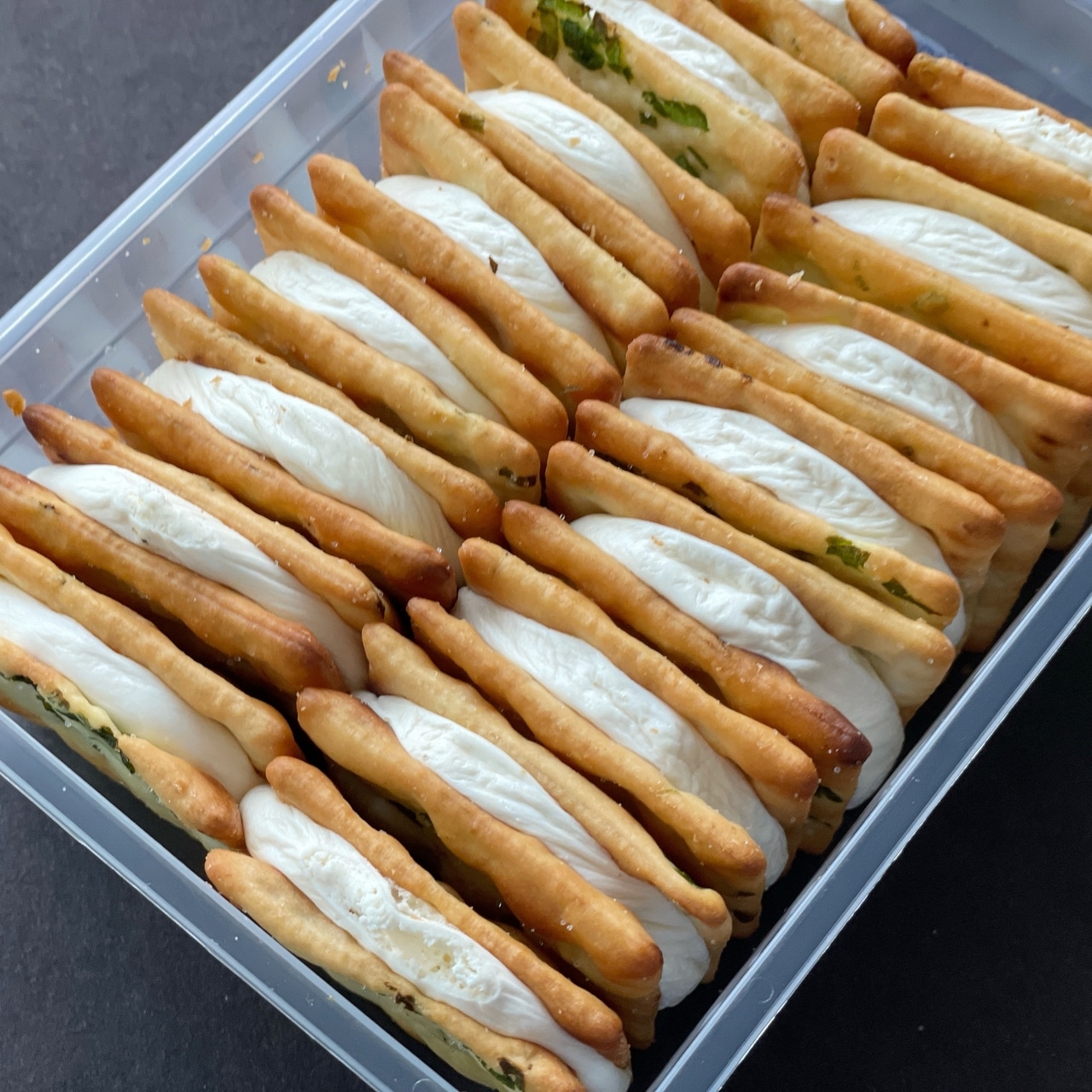 「甜滿」（所在地：永康街31巷10號）のヌガークラッカー。あっという間に一箱完食してしまうおいしさ。