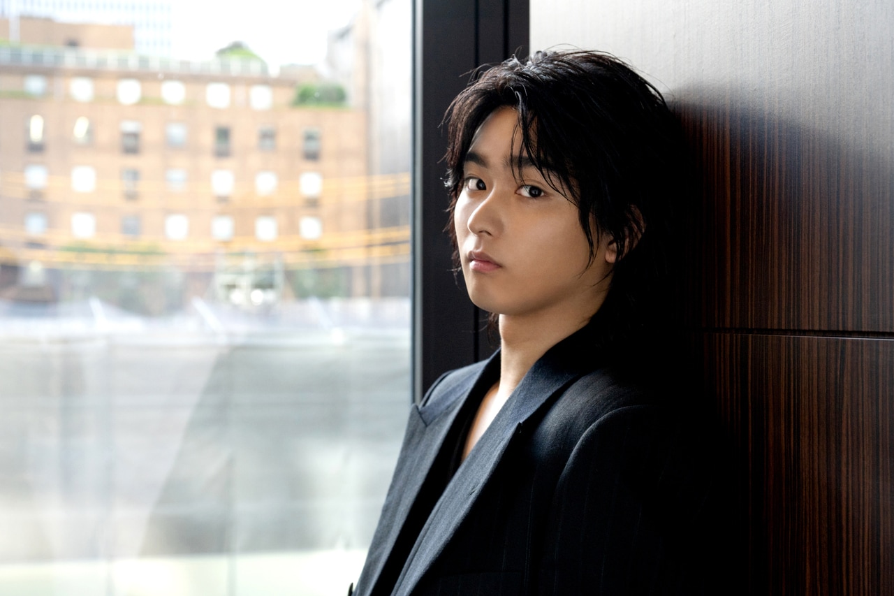 奥平大兼さん。・ジャケット¥638,000(予定価格)、ベスト¥242,000(予定価格)、パンツ¥297,000(予定価格)、ブーツ¥291,500(予定価格)／以上全てプラダ（プラダ クライアントサービス）