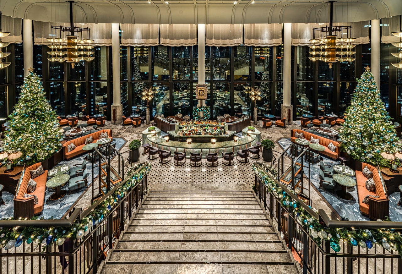 夜の「ピーコック・アレー」。