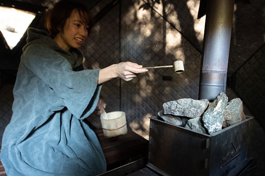 水を一気にかけるとテント内が熱くなりすぎてしてしまうので、少しずつ。