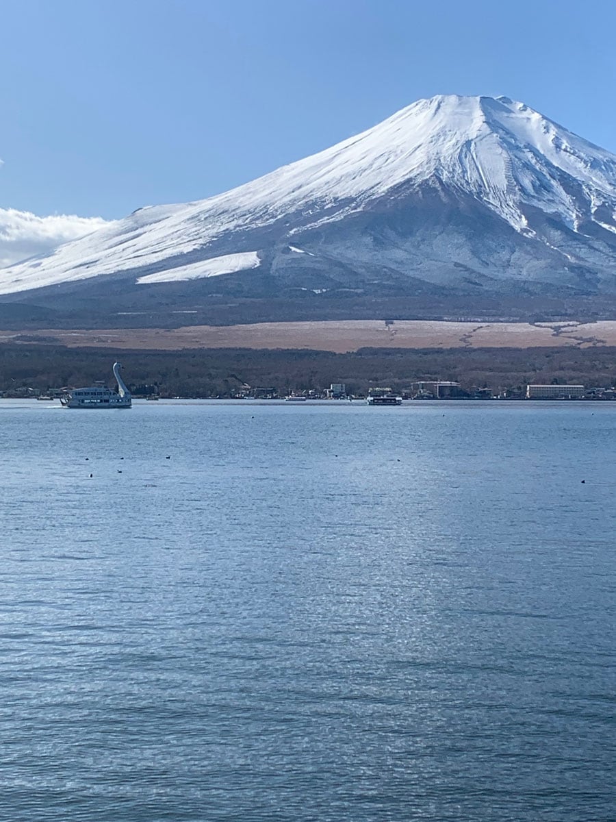 前日から快晴が続くと、富士山がくっきりとよく見えます(11月撮影・快晴の昼頃)。