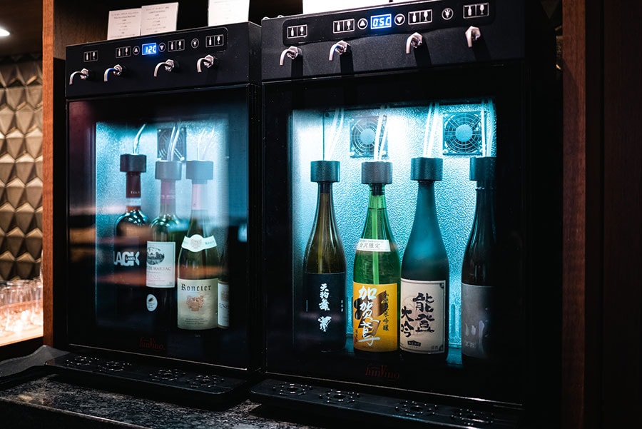 日本酒やワインなどを自由に飲めます。