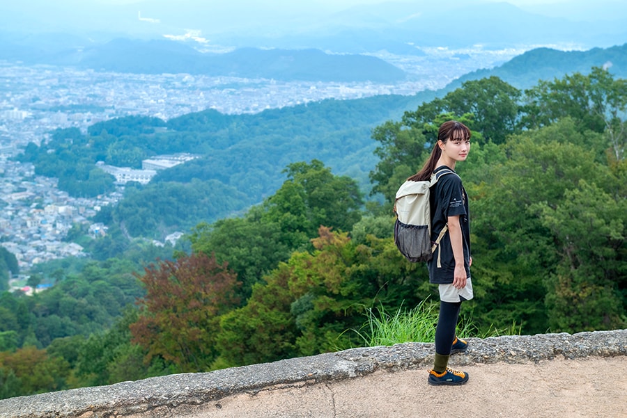 大文字山から市内を見下ろす。右手に見える山は比叡山。