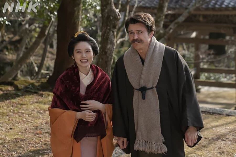 散歩するトキとヘブン。「ばけばけ」公式Xより