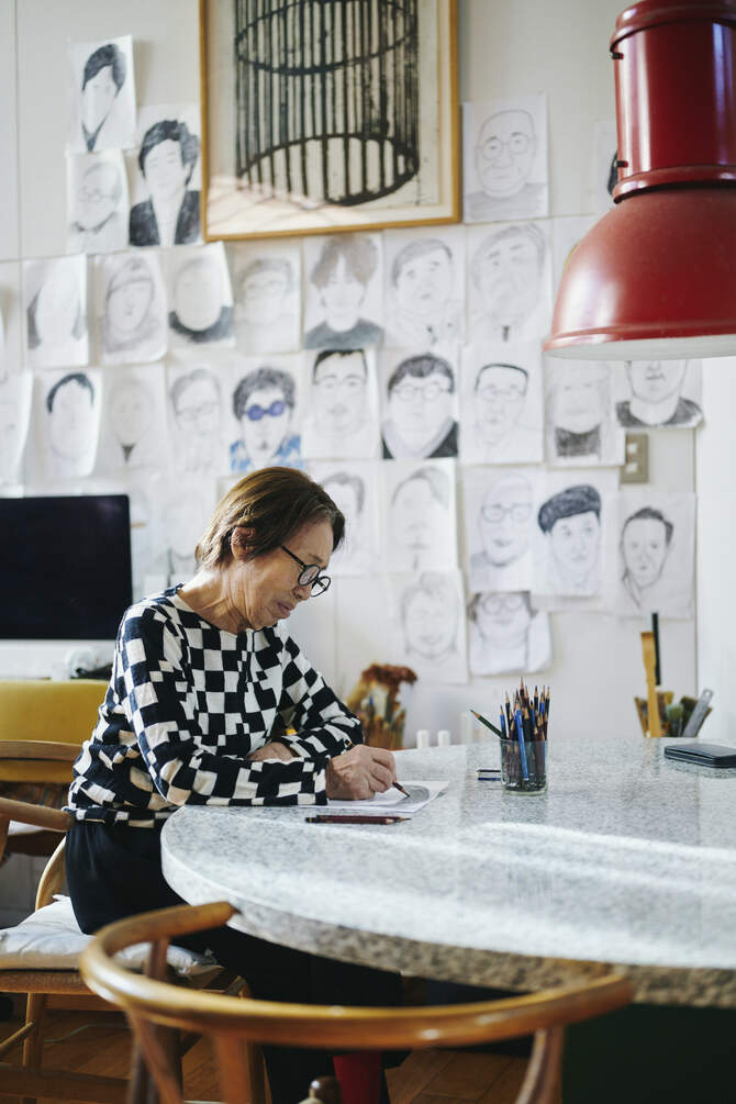 ダイニングで作業中。（エッセイ『92歳、好き放題で幸せづくし』より）