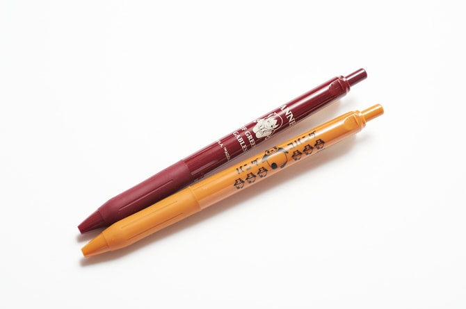 太さは0.5。誰もがおなじみの使いやすい太さ。SARASAのボールペン各330円。