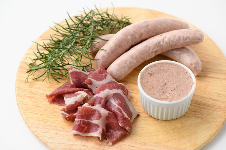 【沖縄県】左から：デリカテッセンまちなと一丁目の「命豚の自家製デリカ」命豚生ハム 600円(60g)、命豚ソーセージ 500円(150g)、命豚レバーペースト 650円(70g)。