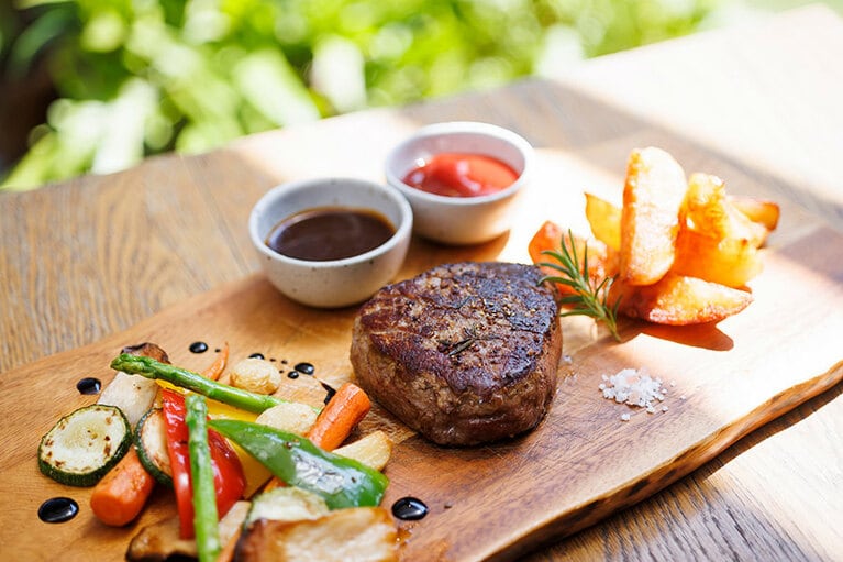 レストランのグランドメニューより和牛のグリル 1,800タイバーツ。