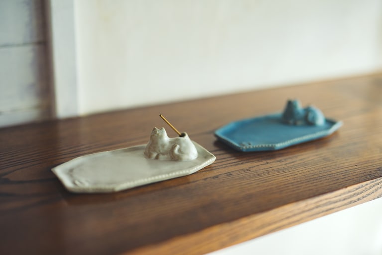 おとぼけ顔の猫に癒される、インセンスホルダー各8,800円。