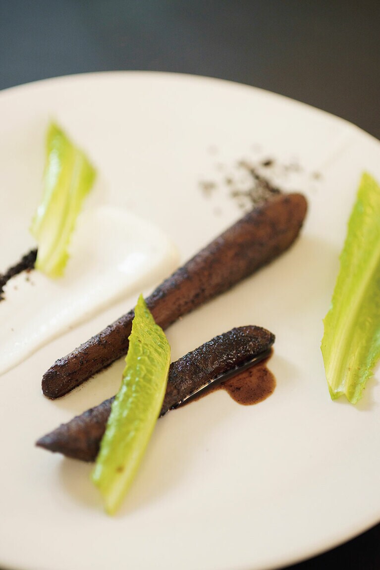 「アール・オ・グラン」前菜の一品。ローストした西洋ごぼうを黒オリーブのパウダーでコーティング。発酵乳のソースを添えて。