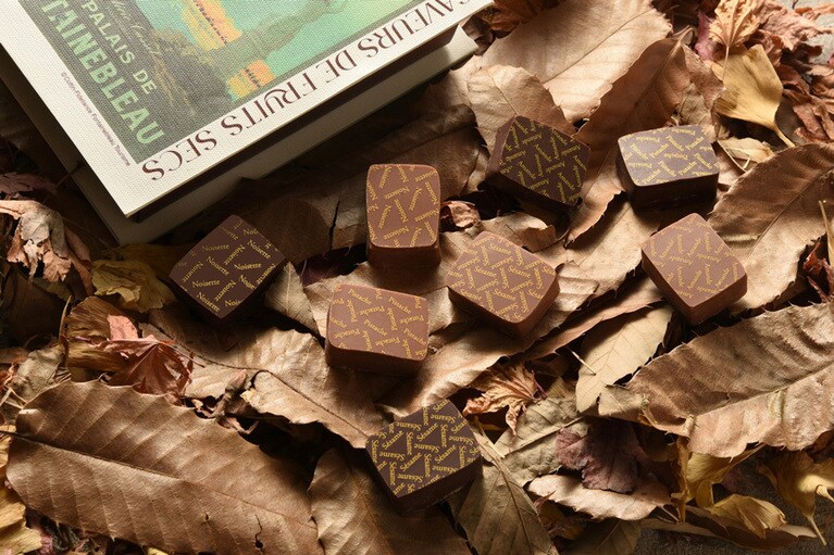 ピスタチオ、アーモンド、ノワゼット、胡麻のプラリネ入り。