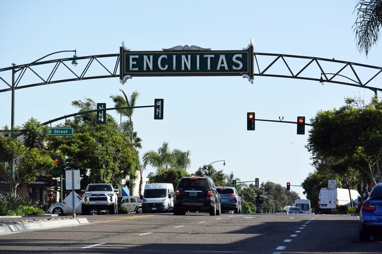 道にまたがってかけられた、エンシニータスの看板。