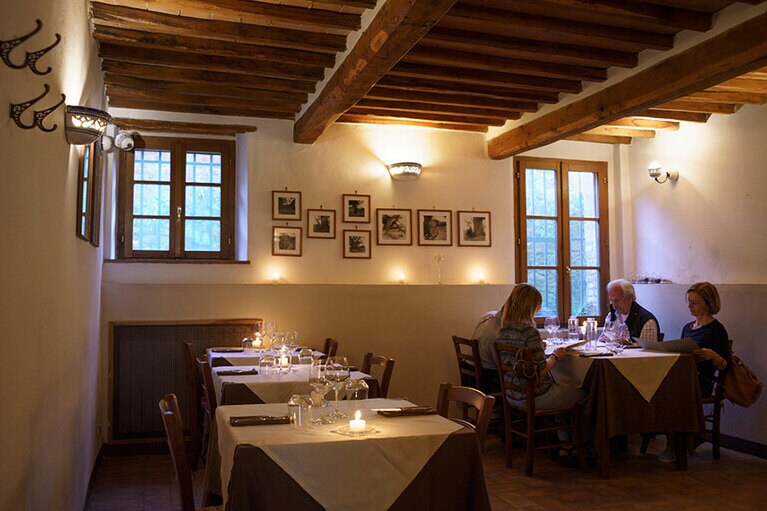 間接照明に心が落ち着く。テラス席から見る渓谷の風景も心を洗う。