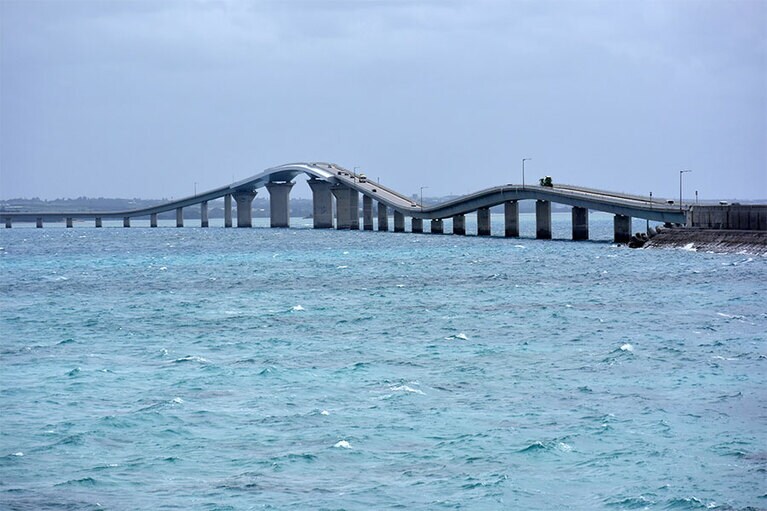 観光名所にもなっている伊良部大橋。