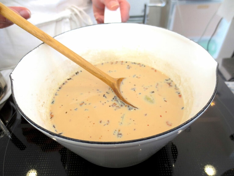 「スパイスチャイ」800円。注文があってから、スパイスを調合し、潰す。