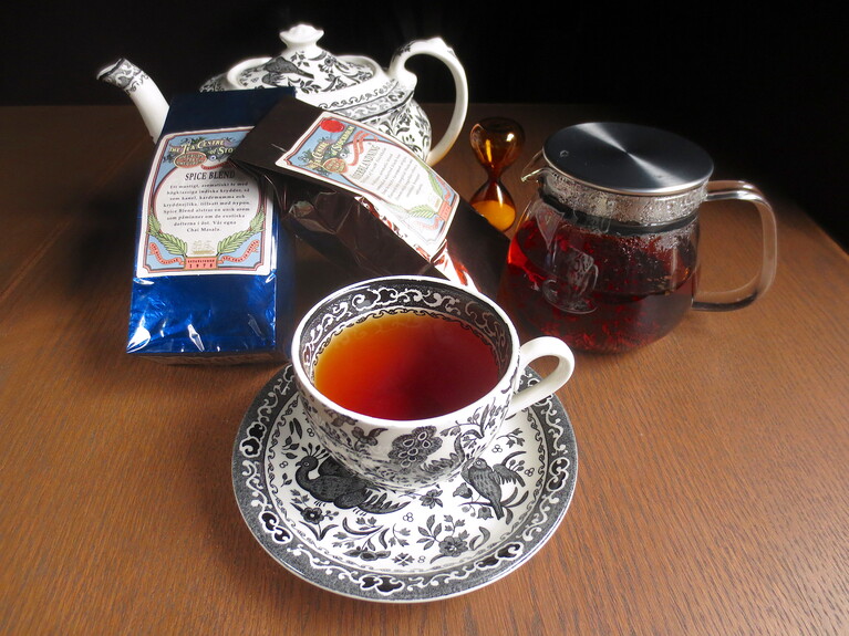 紅茶880円。珍しいスウェーデンの「THE TEA CENTRE OF STOCKHOLM」、「コブス」の他、台湾紅茶などセレクト。一部は1階で販売も。イギリス・バーレイのカップ＆ソーサーで。