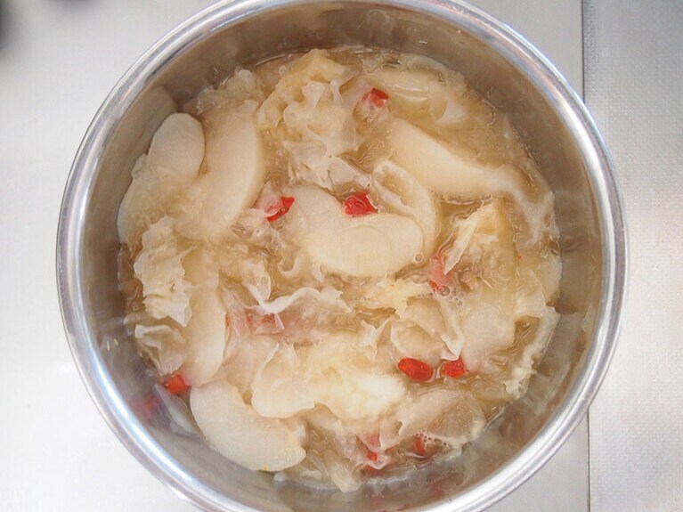 (4) 白木耳がとろみのある食感になったら、レモン汁、およびクコの実を戻し汁ごと入れます。