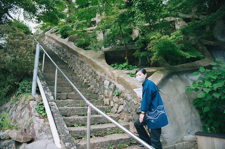 翌朝は「温泉いろは体操」でスッキリ目覚め、恩湯の上の住吉神社まで軽くお散歩。