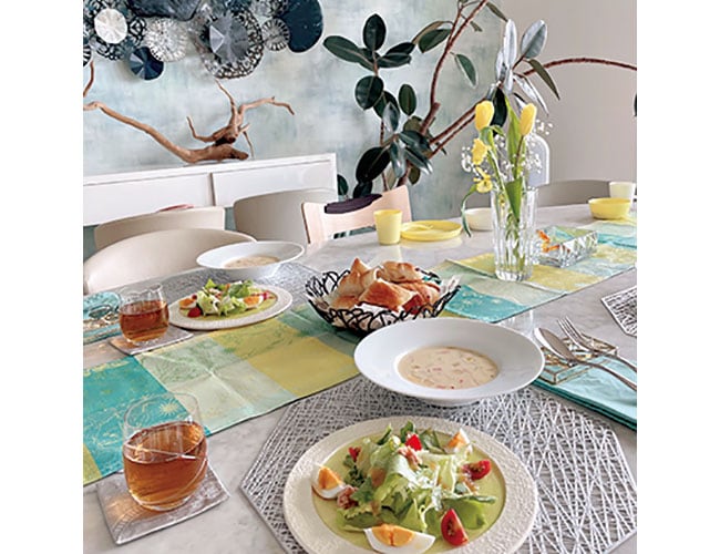 テーブルコーディネートではアクセントに少量の黄色を加えて。