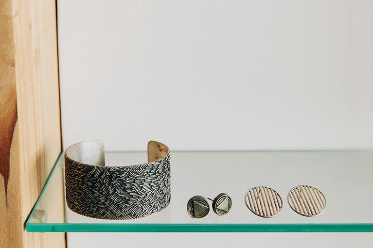 リングのほか、ビアスやイヤリング、バングルなどが並ぶ。