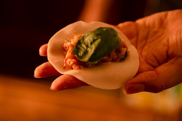 餃子の餡にも刻んだバジルを入れ、包む前にも1枚のせる。