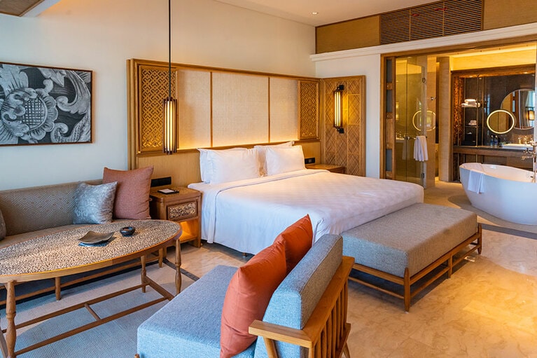 森と海が出合う、クリフトップエリアに立地する客室。石や天然木など地元の素材で贅沢に仕上げられた空間が印象的。