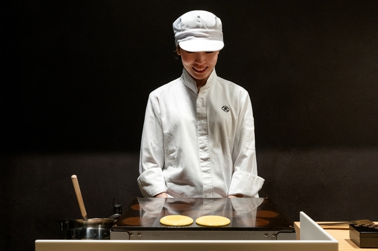 「焼きたて 夜半の月」。