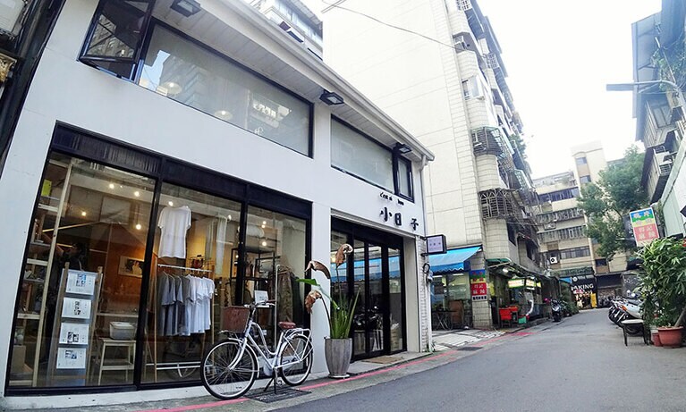 1号店の二階には小日子の編集部があります。若者たちの暮らしが身近に感じられる場所なので、誌面作りのヒントにもなるのだとか。