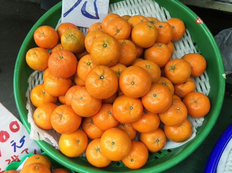 日本の冬の定番フルーツ「みかん」も幸運をもたらす年菜のひとつ。