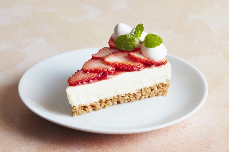 ストロベリー レアチーズケーキ 750円。定番のチーズケーキをストロベリーバージョンにアレンジ。