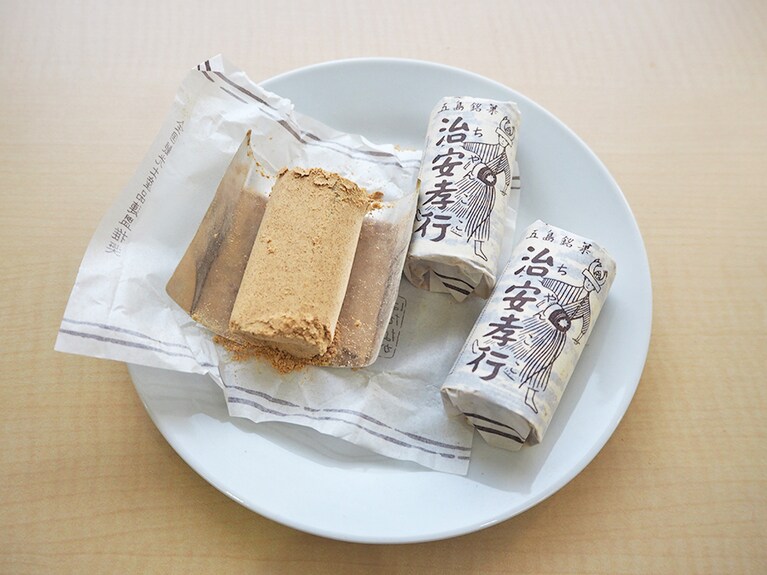 包みを開けると、きな粉がたっぷり！