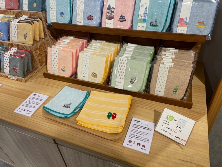 ハンカチは大小2サイズ展開。3枚まとめて購入すると割引してくれるので、大人数へのお土産におすすめです。