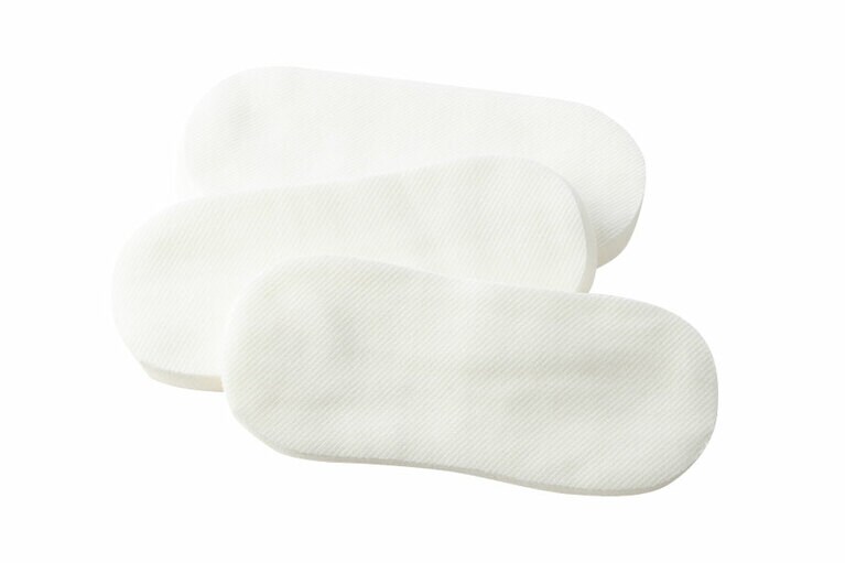 赤ちゃんの肌着にも使用されている最高級コットンを使用。普段の紙ナプキンに重ねるだけでも、心地よい肌触りに。使い捨て布ナプキン 60枚入り 1,210円／しるばあ衣料研究開発