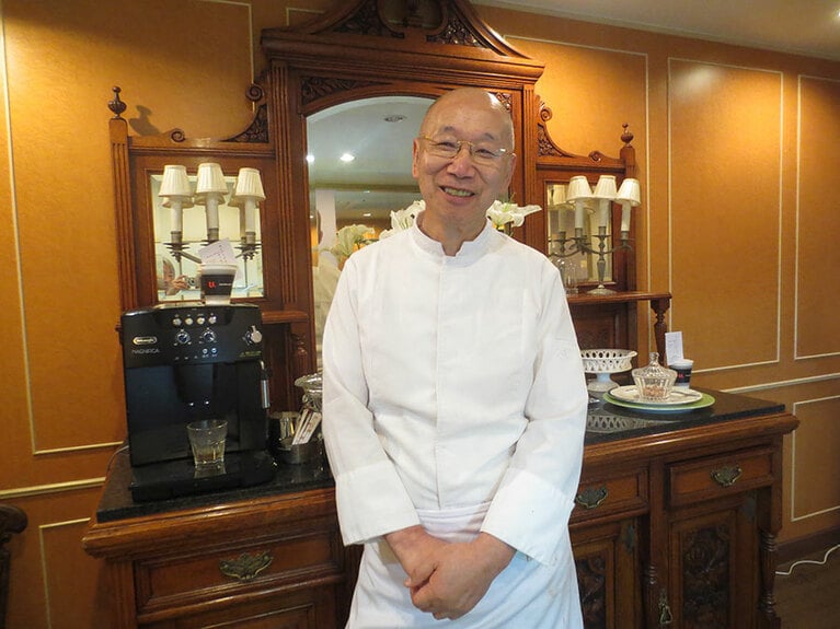 西原金蔵さんやマダムとのおしゃべりも来店の楽しみのひとつ。