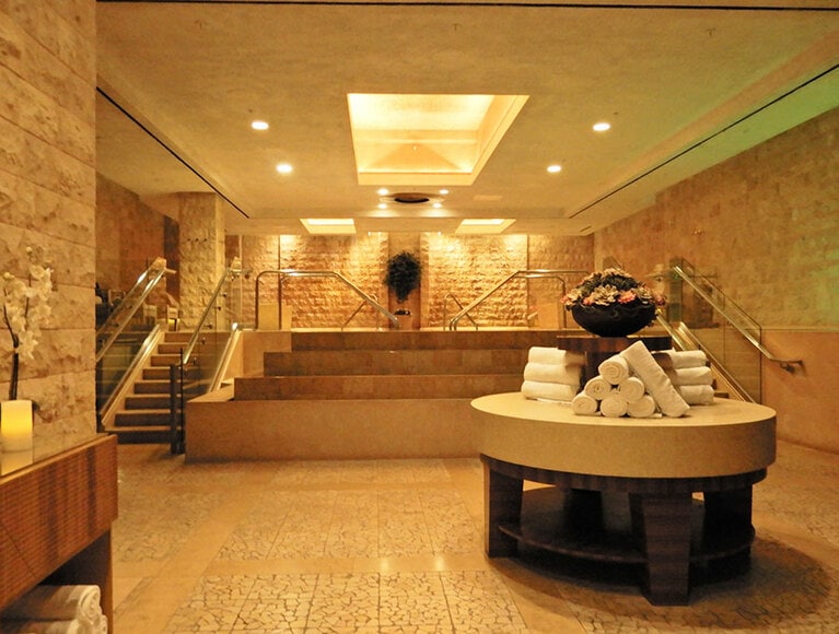 「クア・バス＆スパ」の大型バスで、まず長旅の疲れをとる。