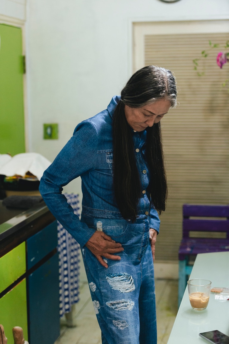 一見、ダメージジーンズのように見える順子さんの着ているつなぎだが、破れた穴のように見える部分も、ポケットも、実はすべてプリント。お洒落上級者である。©橋本篤／文藝春秋