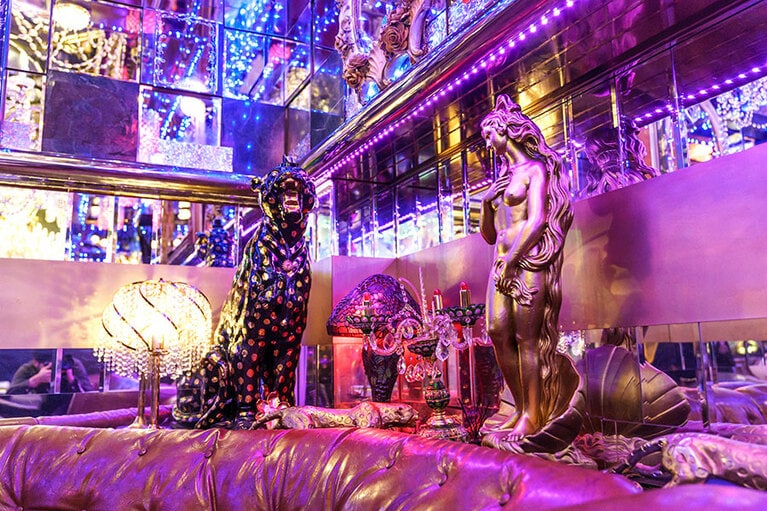 ライオンや豹などをモチーフにしたオブジェも多数。どこもかしこもゴージャス！