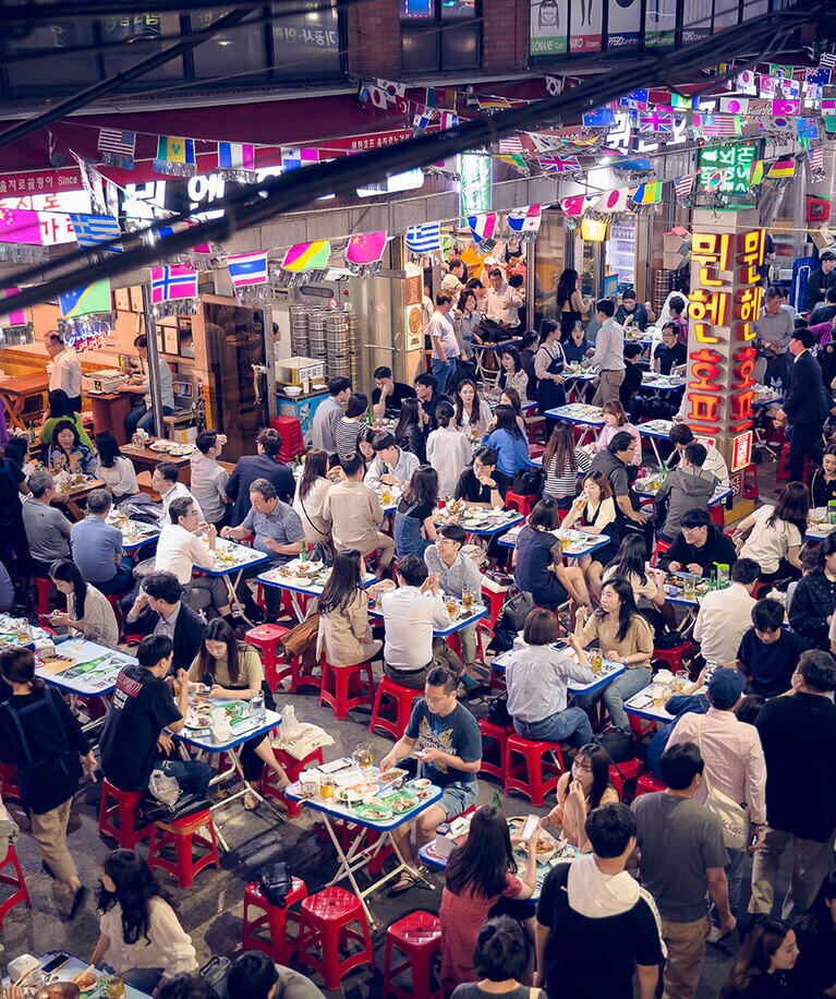 客を店内でさばき切れず各店が路上にテーブルを並べれば、通り道はわずか。